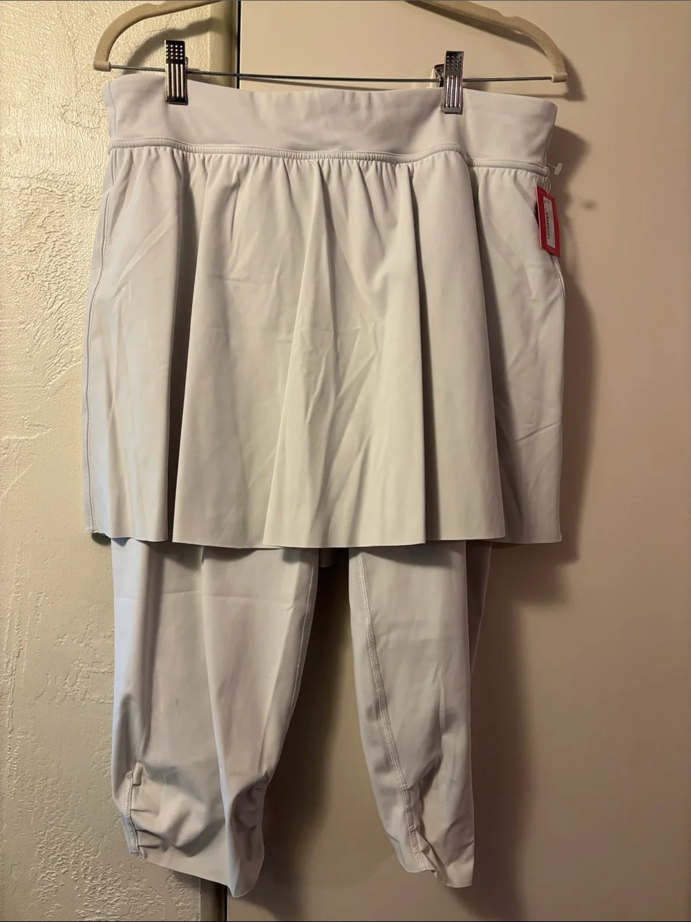 NWT - SPANX Women Whitecloud Booty Boost Skirt around knee - Leggings